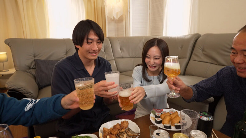 【痴女】 「足立友梨」を本気で酔わせたら～性欲暴走リアルSEXドキュメ...