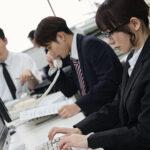 【痴女】 地味で物静かなOLの裏顔 退勤後に誰もが振り向く夜の蝶に変身し、所かまわず男を食い漁っていることを同僚たちはまだ知らない。 ギラパコBITCH メタモルフォーゼ中出し性交 五日市芽依 ＜FANZA＞