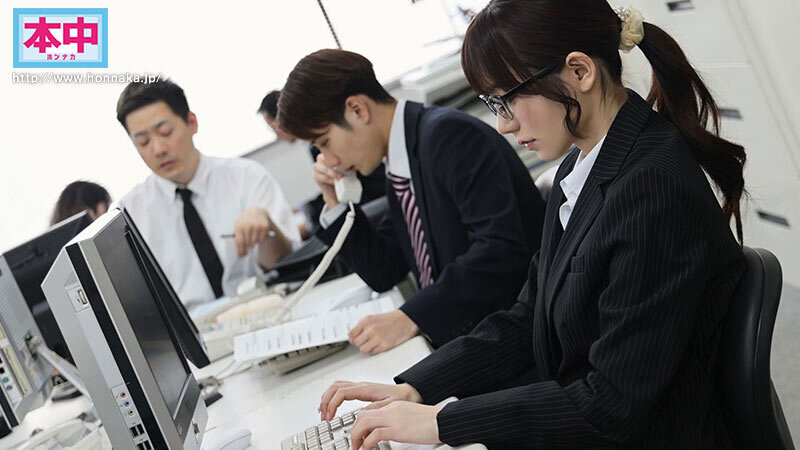 【痴女】 地味で物静かなOLの裏顔 退勤後に誰もが振り向く夜の蝶に変身...