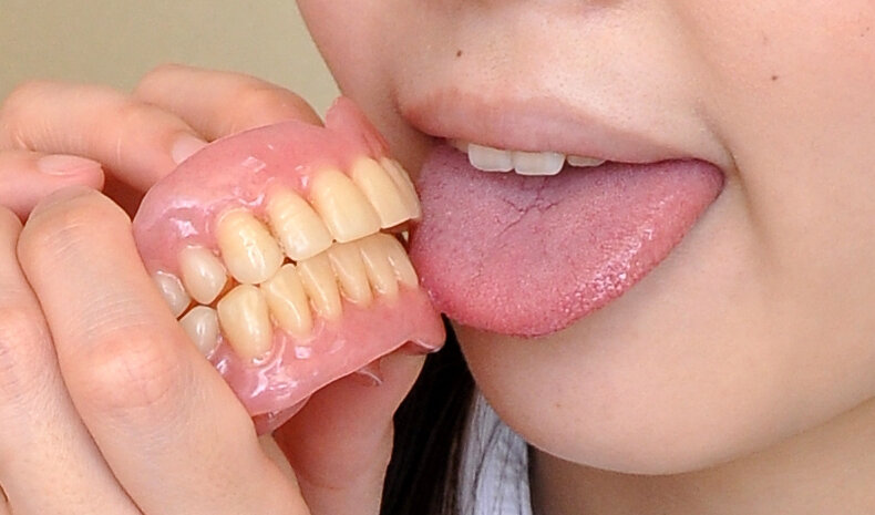 【痴女】 加齢臭香る親父と濃厚接触 ＜FANZA＞