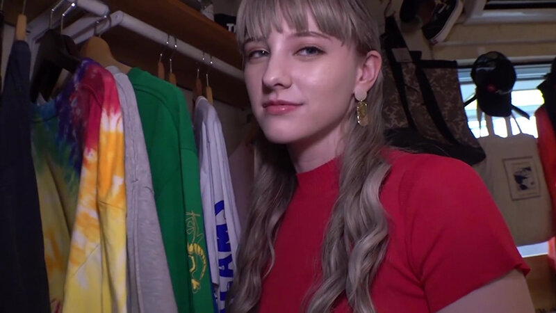 【痴女】 「個室だから大丈夫」個人ショップで逆ナンしてきた甘トロ痴女に...