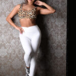 【痴女】 強めガン黒ギャルトレーニー！ヒップ98cm！鍛え上げたカラダが超セクシー！エロい服着てそのボディー見せつけパワーSEX！！ 黒咲華 ＜FANZA＞