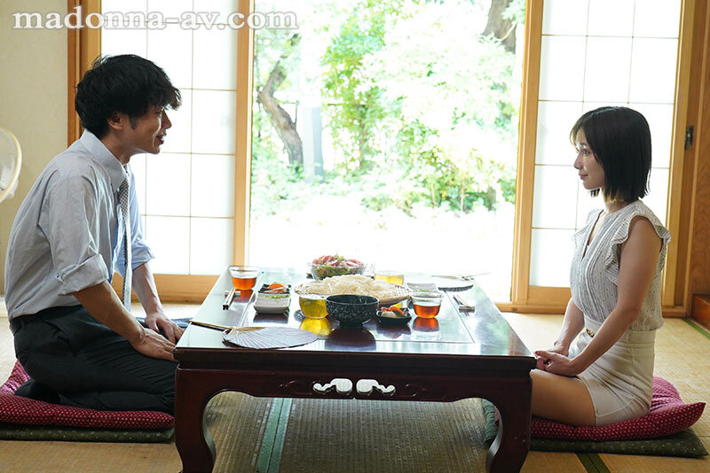 【痴女】 汗ほとばしる人妻の圧倒的な腰振りで、僕は一度も腰を動かさずに...