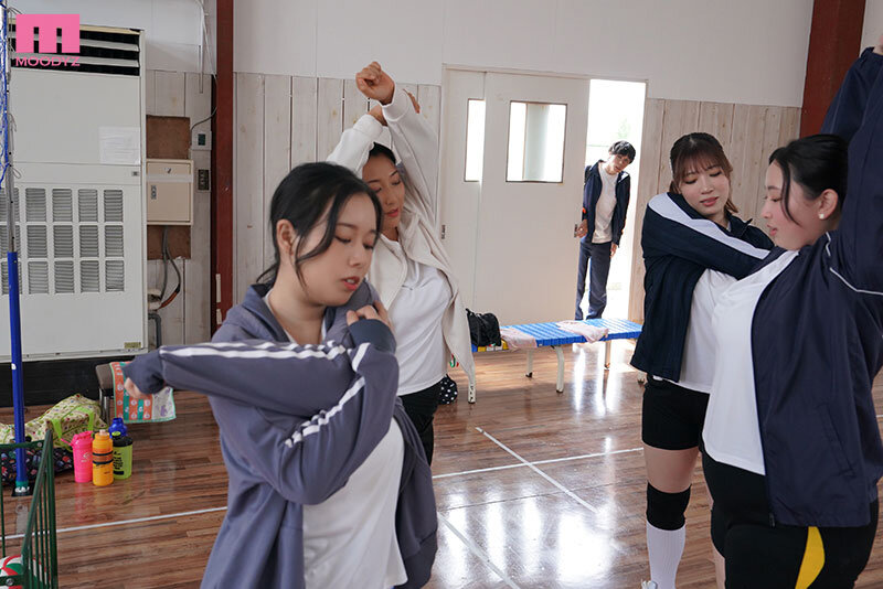 【痴女】 むっちり爆乳ママさんバレーハーレム 練習の息抜きと称して超デ...