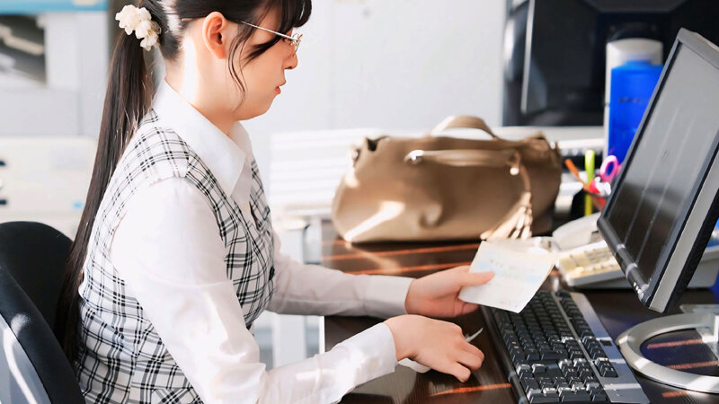 【痴女】 「これは経費で落ちません！」いつも地味で生真面目で領収書を突...