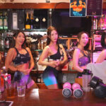 【痴女】 マッスルガールズバーの腹筋バリキレお姉さん達に営業中こっそり逆ナンされて性欲むんむんケツ加圧逆鬼ピストンで何度も射精させられる卑猥なアフター中出し ＜FANZA＞