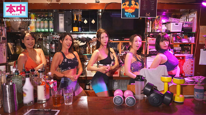 【痴女】 マッスルガールズバーの腹筋バリキレお姉さん達に営業中こっそり...