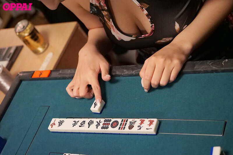 【痴女】 酔った勢いの悪ノリ脱衣麻雀が…罰ゲームのエロコス着て豹変した...