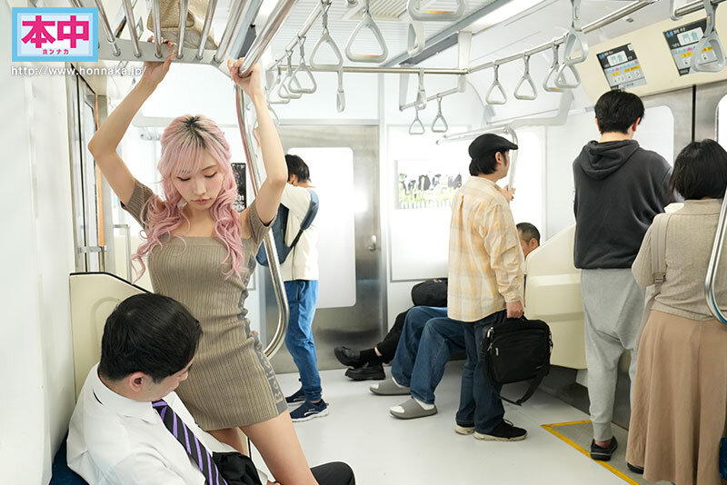 【痴女】 出没！逆痴●ギャル 気弱そうな男の股間をむぎゅっと握ってナマ...