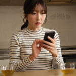 【痴女】 旦那がすぐそばにいるのに若い男を誘い入れ騎乗位でハメ●す汁まみれ性欲モンスター団地妻リベンジFUCK23発 大槻ひびき ＜FANZA＞