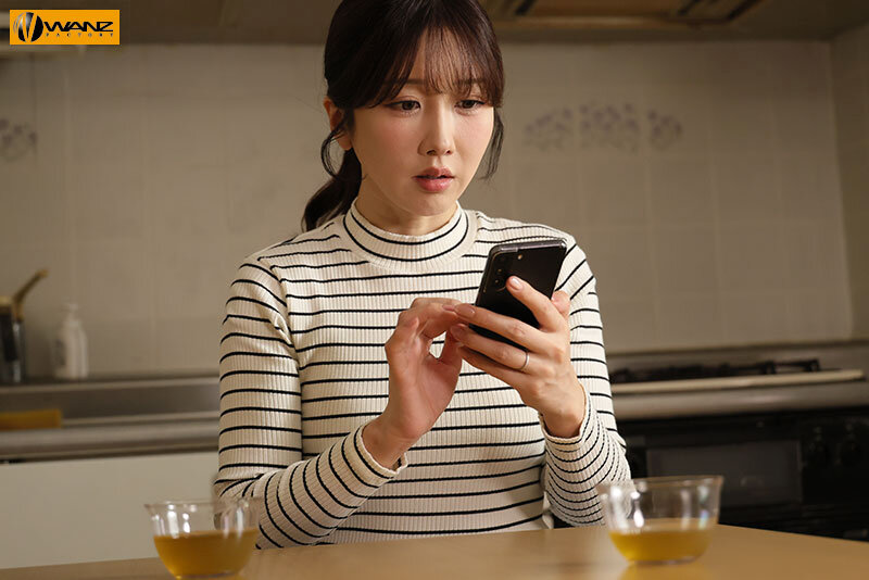 【痴女】 旦那がすぐそばにいるのに若い男を誘い入れ騎乗位でハメ●す汁ま...