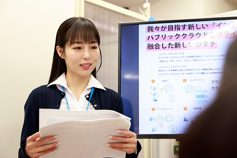 【痴女】 あざとく男にすり寄ってくる女子社員 ピンク色の舌を絡めて誘惑...