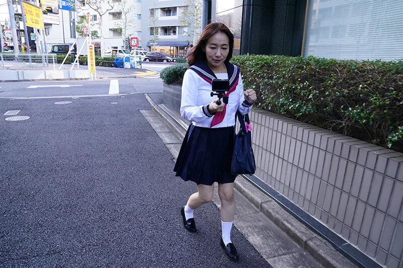 【痴女】 セーラー服熟女失禁羞恥 よしい美希 ＜FANZA＞