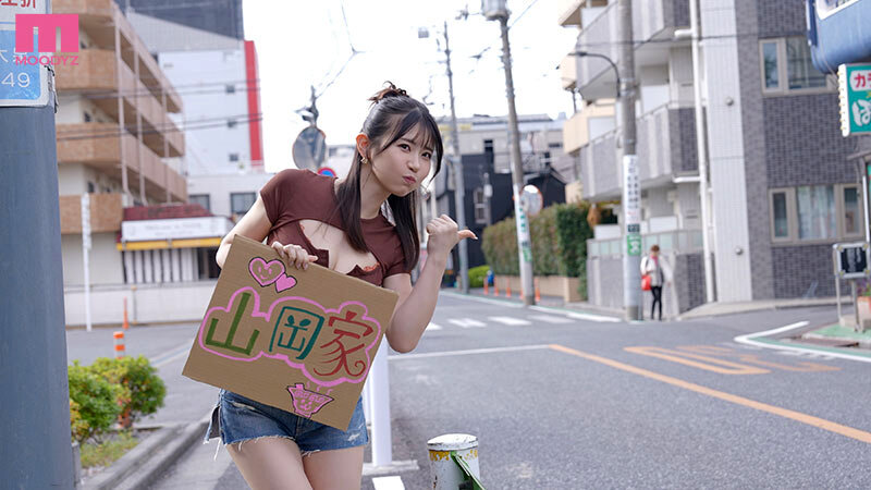 【痴女】 スグそこに誰かいるのに…！狭い密室空間に連れ込み汗ダク密着ベ...