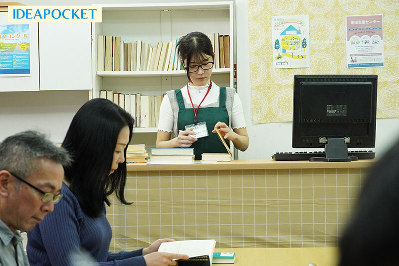 【痴女】 おっとり無口な地味司書さんの裏の顔は脱いだらスリム巨乳のむっ...