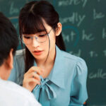 【痴女】 高嶺の花だと思っていたさくらせんせいは…実はおチ〇ポ調●が趣味のド変態だった！誰かが近くにいる状況で密着囁き罵倒で男の反応を楽しみチ〇ポがバカになるくらい何回も射精させて弄ぶ！ 胡桃さくら ＜FANZA＞