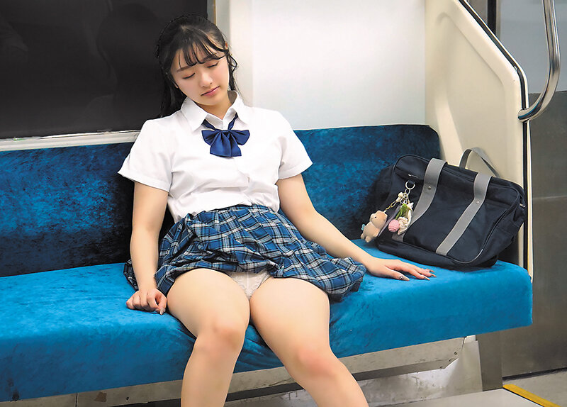 【痴女】 最終電車でいつも乗り合わせる女子校生の無防備なフリしたパンチ...