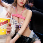 【痴女】 ほぼ貸切の映画館で…隣に座る細身巨乳な金髪ギャルに乳首とチ○ポを弄られ続けて射精にしか集中できなかったボク…。 百永さりな ＜FANZA＞