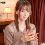 【痴女】 自信のないメガネ地味っ子が脱いだらエロい身体してたのでエロボディやフェラテクを褒めまくったらセラピストをイカセまくる痴女に覚醒しちゃった話 静河 ＜FANZA＞