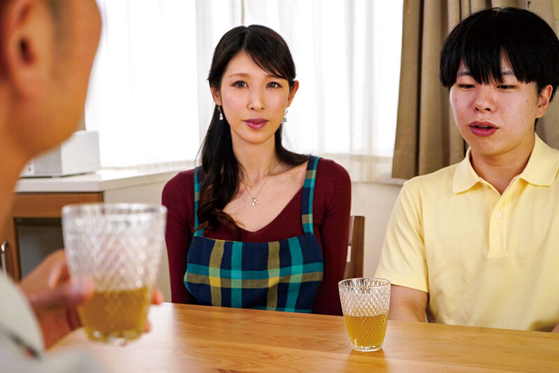 【痴女】 すぐにでもしゃぶりたいほどおいしそうにずる剥けたデカチンに成...