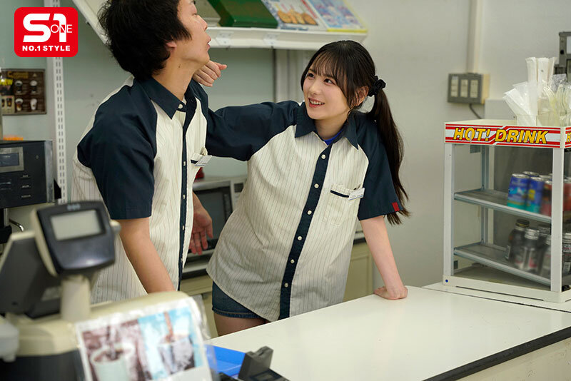 【痴女】 バイト先の先輩がいつもふざけて逆セクハラ！情けないけど勃起し...